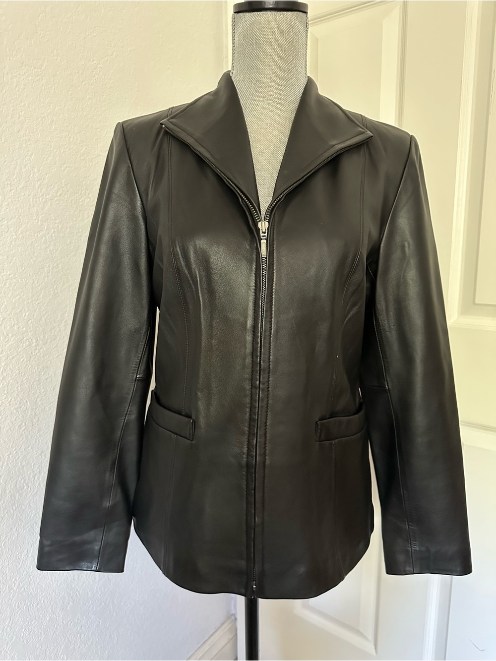 JLC New York black leather zip up jacket women’s size small